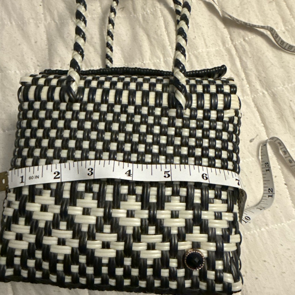 Stylish Black and White Woven Handbag - Picture 12 of 12
